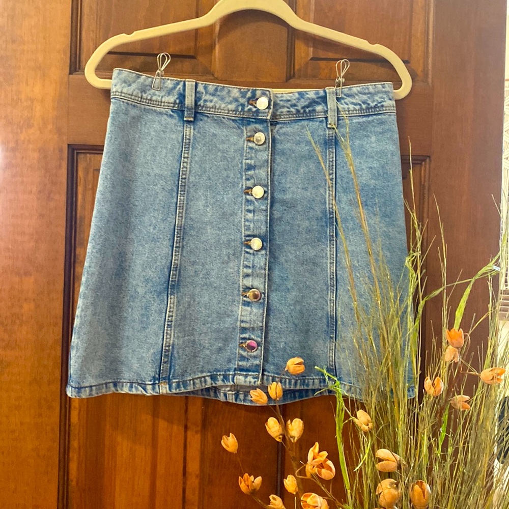 Denim mini skirt with silver buttons